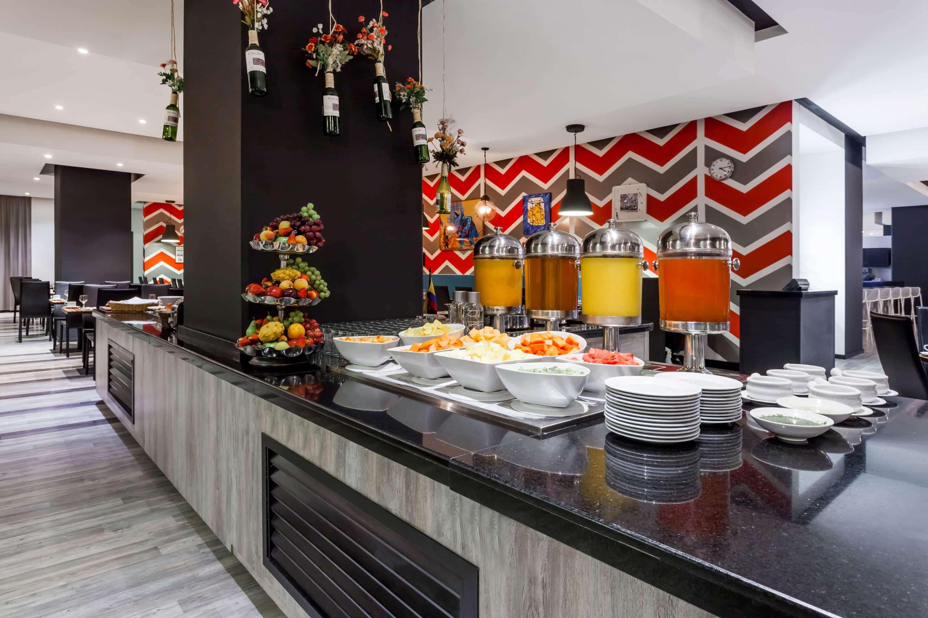 윈덤 보고타 호텔 외부 사진 The buffet at the hotel