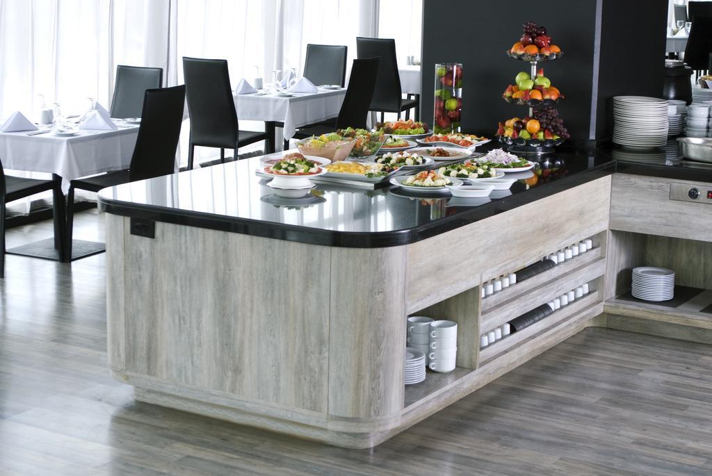 윈덤 보고타 호텔 외부 사진 A buffet
