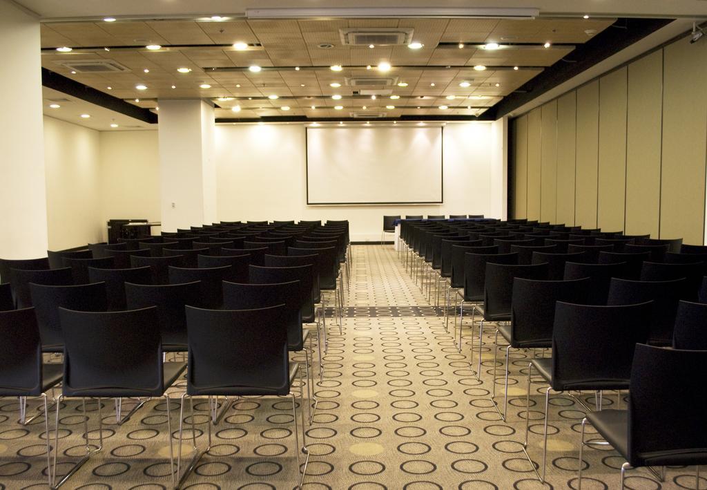 윈덤 보고타 호텔 외부 사진 A typical conference room