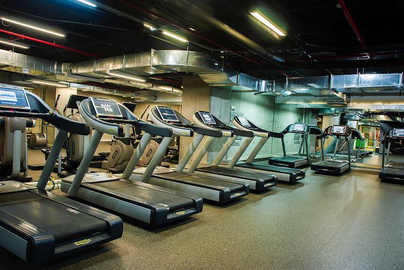 윈덤 보고타 호텔 외부 사진 A row of treadmills