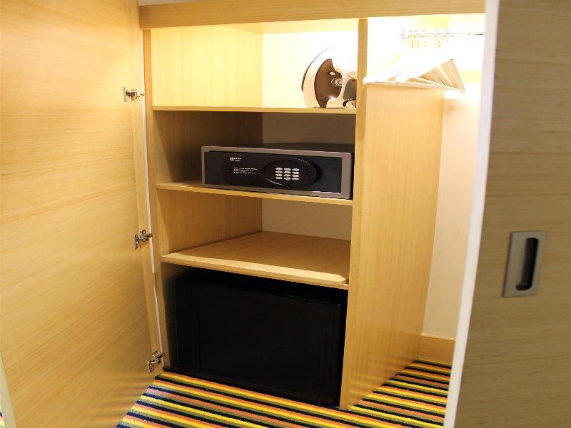 윈덤 보고타 호텔 외부 사진 A safe in a hotel room